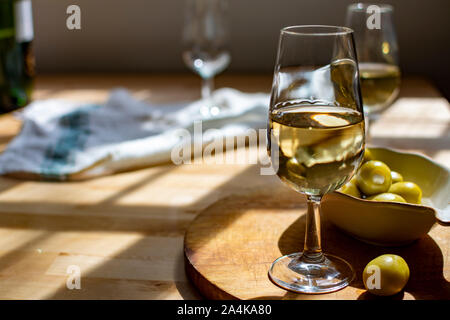 Sherry Wein Tasting, trocken oder Palomino Fino, Manzanilla Jerez mit Alkohol angereicherter Wein in Gläsern, Jerez de la Frontera, Andalusien, Spanien in der Nähe von Stockfoto
