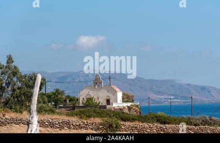 Koutsouros, südlichen Kreta, Griechenland. Oktober 2019. Eine kleine Kirche in der Nähe der Küstenstadt Koutsouros Stockfoto