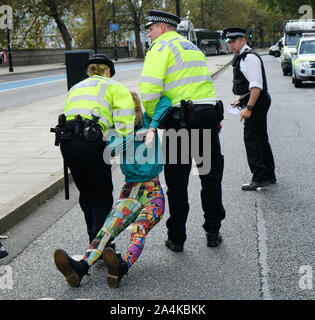 Millbank, London, UK. 15. Oktober 2019 Klimawandel Demonstranten vor dem Aussterben Rebellion blockieren Millbank werden verhaftet. Quelle: Matthew Chattle/Alamy leben Nachrichten Stockfoto