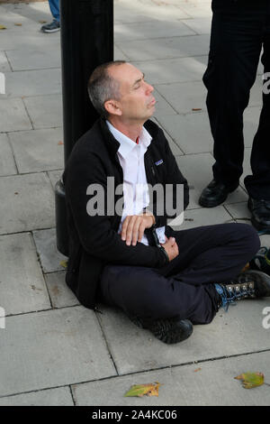 Millbank, London, UK. 15. Oktober 2019 Klimawandel Demonstranten vor dem Aussterben Rebellion blockieren Millbank werden verhaftet. Quelle: Matthew Chattle/Alamy leben Nachrichten Stockfoto