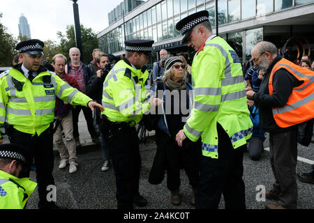 Millbank, London, UK. 15. Oktober 2019 Klimawandel Demonstranten vor dem Aussterben Rebellion blockieren Millbank werden verhaftet. Quelle: Matthew Chattle/Alamy leben Nachrichten Stockfoto