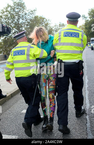 Millbank, London, UK. 15. Oktober 2019 Klimawandel Demonstranten vor dem Aussterben Rebellion blockieren Millbank werden verhaftet. Quelle: Matthew Chattle/Alamy leben Nachrichten Stockfoto