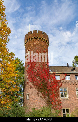 Schöne Burg Kempen Turm im Herbst an einem sonnigen Tag. Typische, alte deutsche Wahrzeichen. Historische Burg Turm. Stockfoto