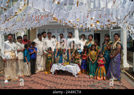 Hinduistische Immigranten-Familie schmücken die Außenfassade ihres Familienheims für Töchter Ritushuddhi, die auch als Ritu Kala samskara Coming of Age Ritualzeremonie Party bezeichnet werden. Feiern eines Mädchens Eintritt in die Frauenschaft nach der Menarche oder ersten Menstruation. HOMER SYKES, GROSSBRITANNIEN, 2010 Stockfoto