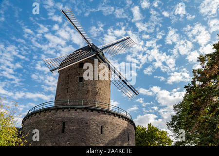 Schöne Mühle in der Altstadt Kempen im Herbst an einem sonnigen Tag. Typische, alte deutsche Wahrzeichen. Historische Windmühle in Deutschland. Stockfoto