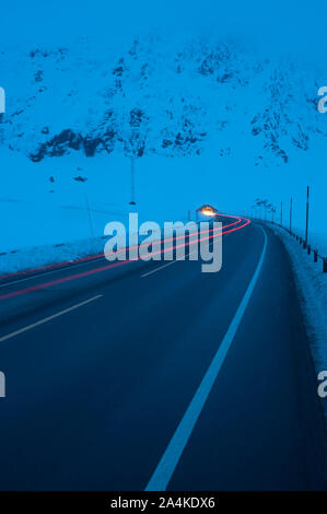 Ein Auto rearlights auf einem hohen Berg, in einen Tunnel Stockfoto