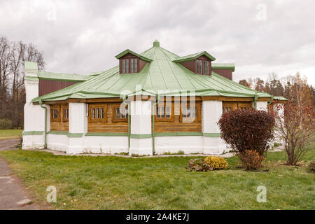 Russland, Moscow Region - Oktober 13, 2019: schöne herbstliche Blick auf den Landsitz Serednikovo in Firsanovka zu fallen. Stockfoto