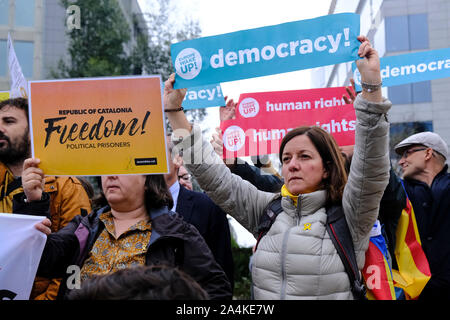 Brüssel, Belgien. 15 Okt, 2019. Menschen versammeln sich in Reaktion auf die Sätze der Katalanischen Politikern vor EU-Hauptquartier zu protestieren. Credit: ALEXANDROS MICHAILIDIS/Alamy leben Nachrichten Stockfoto