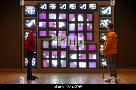 Tate Modern, London, UK. 15. Oktober 2019. Ausstellung bietet einen umfassenden Überblick über visionärer Künstler Nam June Paiks Karriere und bringt eine Vielzahl von Werken aus frühen Kompositionen, Roboter Skulpturen zu großen tv und blendenden voll - Rauminstallationen. Credit: Malcolm Park/Alamy Leben Nachrichten. Stockfoto