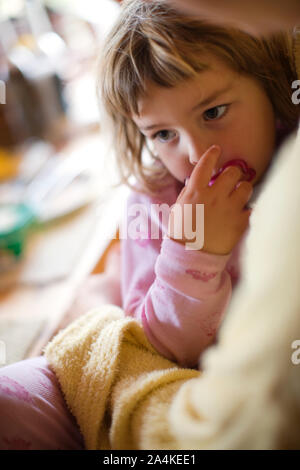 Mutter Pflege eines kranken Kindes Stockfoto
