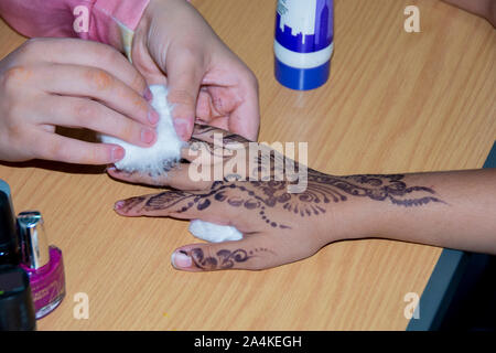 Sheffield, Großbritannien: 1 Aug 2016: close up auf einer Frau mehndi dekoriert Hand als Ihre Nägel sind für Nagellack in St Mary's Church Spaß Tag prepped Stockfoto