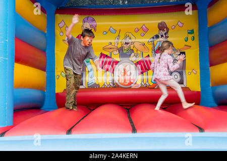 Sheffield, Großbritannien: 1 Aug 2016: Zwei Kinder springen auf einer Hüpfburg aufblasbare Spielzeug in St Mary's Church Family Fun Day Stockfoto