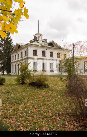 Russland, Moscow Region - Oktober 13, 2019: schöne herbstliche Blick auf den Landsitz Serednikovo in Firsanovka zu fallen. Stockfoto