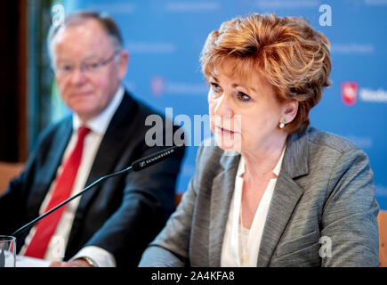 Hannover, Deutschland. 15 Okt, 2019. Barbara Havliza (r, CDU), Minister für Justiz in Niedersachsen und Stephan Weil (SPD), Ministerpräsident in Niedersachsen, auf der Pressekonferenz sprechen. Die Landesregierung hat der ehemalige Regierungssprecher Enste, da der Staat gegen den Kommissar ernannt Antisemitismus und für den Schutz der jüdischen Lebens. Credit: Hauke-Christian Dittrich/dpa/Alamy leben Nachrichten Stockfoto