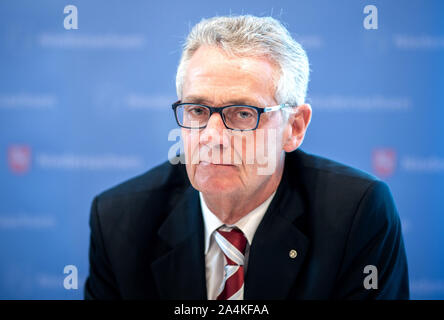 Hannover, Deutschland. 15 Okt, 2019. Franz Rainer Enste, der neue Staat Kommissar gegen Antisemitismus, sitzt vor Journalisten während einer Pressekonferenz. Die Landesregierung hat der ehemalige Regierungssprecher als, Kommissar gegen Antisemitismus und für den Schutz der jüdischen Lebens ernannt. Credit: Hauke-Christian Dittrich/dpa/Alamy leben Nachrichten Stockfoto