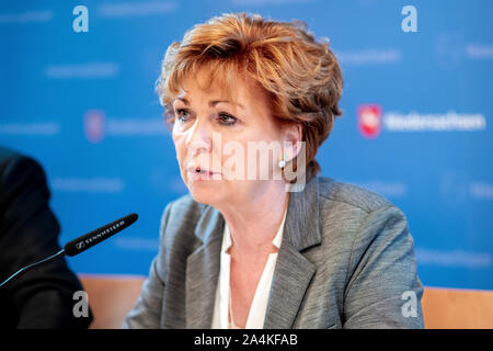 Hannover, Deutschland. 15 Okt, 2019. Barbara Havliza (CDU), Justizminister in Niedersachsen, spricht während einer Pressekonferenz. Die Landesregierung hat der ehemalige Regierungssprecher Enste, da der Staat gegen den Kommissar ernannt Antisemitismus und für den Schutz der jüdischen Lebens. Credit: Hauke-Christian Dittrich/dpa/Alamy leben Nachrichten Stockfoto