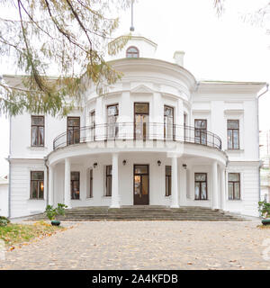 Russland, Moscow Region - Oktober 13, 2019: schöne herbstliche Blick auf den Landsitz Serednikovo in Firsanovka zu fallen. Stockfoto