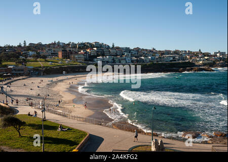 24.09.2019, Sydney, New South Wales, Australien - Ansicht von Bronte Beach mit Gebäuden im Hintergrund. Stockfoto