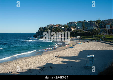 24.09.2019, Sydney, New South Wales, Australien - Ansicht von Bronte Beach mit Gebäuden im Hintergrund. Stockfoto