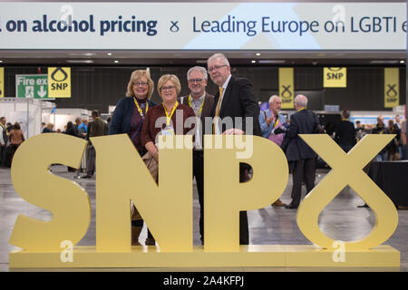 Aberdeen, Großbritannien. 15 Okt, 2019. Aberdeen, 15. Oktober 2019. Bild: (links-rechts) Ehefrau von Michael Russeell MSP; Joan Stör; Robin Stör; MNichael; Russell MSP., an der Scottish National Party (SNP) Nationale Konferenz gesehen, bei der Veranstaltung komplexe Aberdeen (teca). Credit: Colin Fisher/Alamy leben Nachrichten Stockfoto