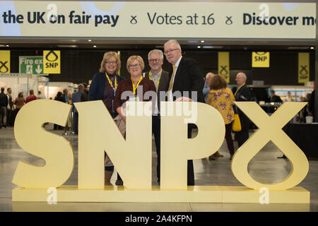 Aberdeen, Großbritannien. 15 Okt, 2019. Aberdeen, 15. Oktober 2019. Bild: (links-rechts) Ehefrau von Michael Russeell MSP; Joan Stör; Robin Stör; MNichael; Russell MSP., an der Scottish National Party (SNP) Nationale Konferenz gesehen, bei der Veranstaltung komplexe Aberdeen (teca). Credit: Colin Fisher/Alamy leben Nachrichten Stockfoto