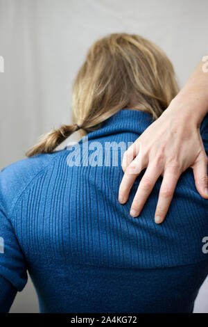 Itch. Insekt beißt. Frau Kratzer auf ihrem Rücken. Stockfoto