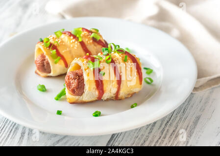 Wurst rollen auf dem weißen Teller: Ansicht von oben Stockfoto