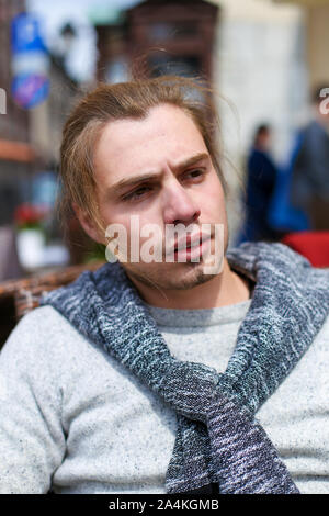 Portrait von Stattlichen kaukasischen Mann mit grauen Pullover. Stockfoto
