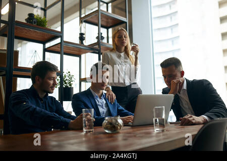 Junge schwere Büro Menschen suchen Sponsoren, Kunden am Tisch sitzen. Partnerschaft schließen Foto Stockfoto