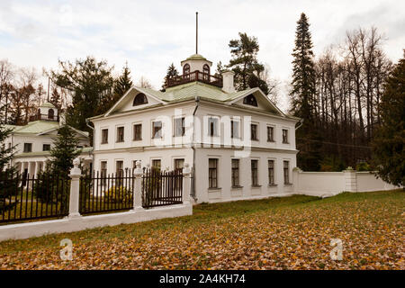 Russland, Moscow Region - Oktober 13, 2019: schöne herbstliche Blick auf den Landsitz Serednikovo in Firsanovka zu fallen. Stockfoto