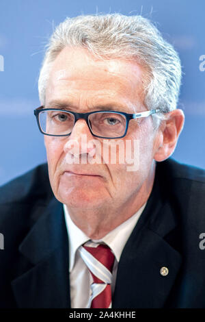 Hannover, Deutschland. 15 Okt, 2019. Franz Rainer Enste, der neue Staat Kommissar gegen Antisemitismus, sitzt vor Journalisten während einer Pressekonferenz. Die Landesregierung hat der ehemalige Regierungssprecher als, Kommissar gegen Antisemitismus und für den Schutz der jüdischen Lebens ernannt. Credit: Hauke-Christian Dittrich/dpa/Alamy leben Nachrichten Stockfoto
