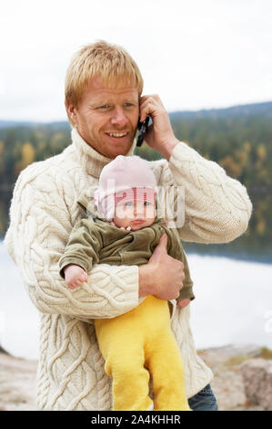 Vater mit Baby von See Stockfoto