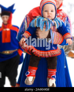 Laplander Mutter und Tochter in traditionellen Kostümen. Lapp/Lappen/Laplander/Laplanders/Lapplander/Lapplanders/Sami/Gleichen in Kautokeino, L Stockfoto