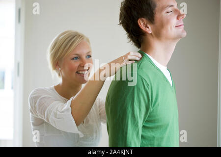 Frau Mann massieren Schultern. Ache, Schmerzen, streicheln. Stockfoto