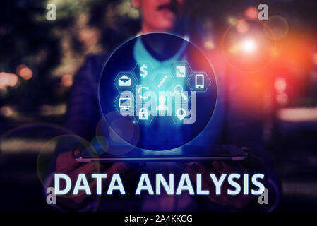 Text zeichen mit den Daten für die Analyse. Business Foto Text übersetzen Zahlen analytische Schlussfolgerung Prognose Stockfoto