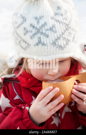 In der Nähe von Mädchen trinken Stockfoto