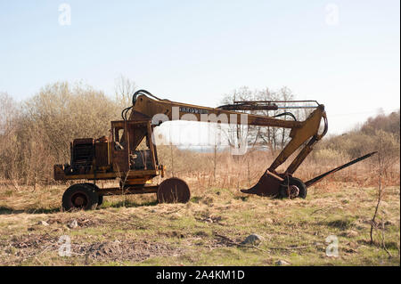 Abgebrochene Bagger im Feld Stockfoto