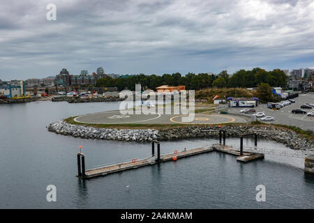 Victoria/Kanada -9/14/19: ein Hubschrauber auf einen Hubschrauberlandeplatz neben einem Kreuzfahrtschiffe im Hafen von Victoria, Kanada. Stockfoto