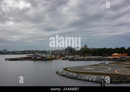 Victoria/Kanada -9/14/19: ein Hubschrauber auf einen Hubschrauberlandeplatz neben einem Kreuzfahrtschiffe im Hafen von Victoria, Kanada. Stockfoto