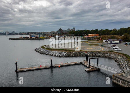 Victoria/Kanada -9/14/19: ein Hubschrauber auf einen Hubschrauberlandeplatz neben einem Kreuzfahrtschiffe im Hafen von Victoria, Kanada. Stockfoto