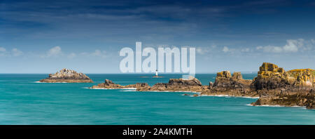 Panorama Blick auf die Felsen und Klippen an der Küste der Normandie bei Ebbe mit dem Pierre de Herpin Leuchtturm Stockfoto