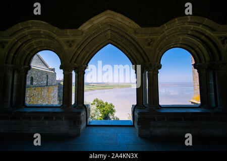 Blick auf die Bucht von Mont Saint-Michel Abtei Fenster an einem sonnigen Sommertag in der Normandie, Frankreich Stockfoto