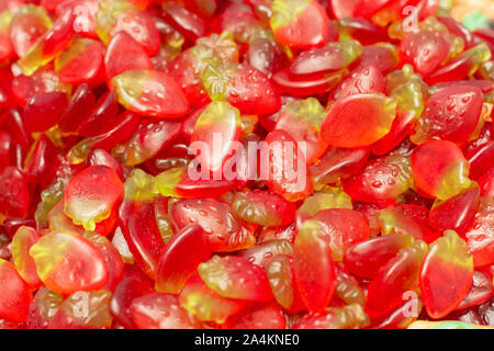 Erdbeer Marmelade in der Form von reifen roten Beeren, Jelly Süßigkeiten Hintergrund close-up. Süßigkeiten im Supermarkt begegnen. Stockfoto