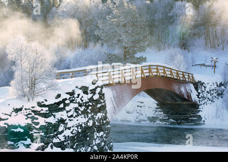 Brücke über den Glåma, von Tolga in Nord-Østerdalen. Stockfoto