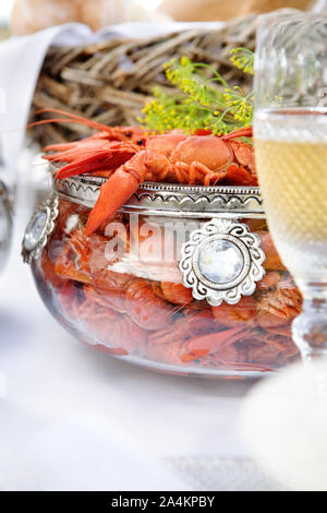 Gekochte Krabben/Krebse mit Dill in Glasschale - Gourmet Stockfoto