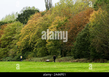 London, Großbritannien. 15 Okt, 2019. Die Leute an der Herbst Park in London. Quelle: Steve Taylor/SOPA Images/ZUMA Draht/Alamy leben Nachrichten Stockfoto