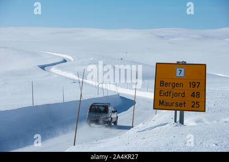 Fahrt über die Berge Richtung Bergen im Westen von Norwegen Stockfoto