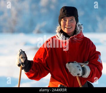 Junge Frau Skifahren in Norwegen. Stockfoto