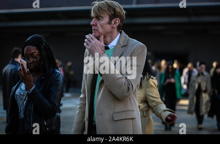 LONDON, Großbritannien - 17 Februar 2019: Ken Downing auf der Straße während der London Fashion Week. Stockfoto