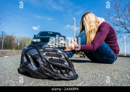 Fahrrad Unfall mit Frau auf der Straße Stockfoto